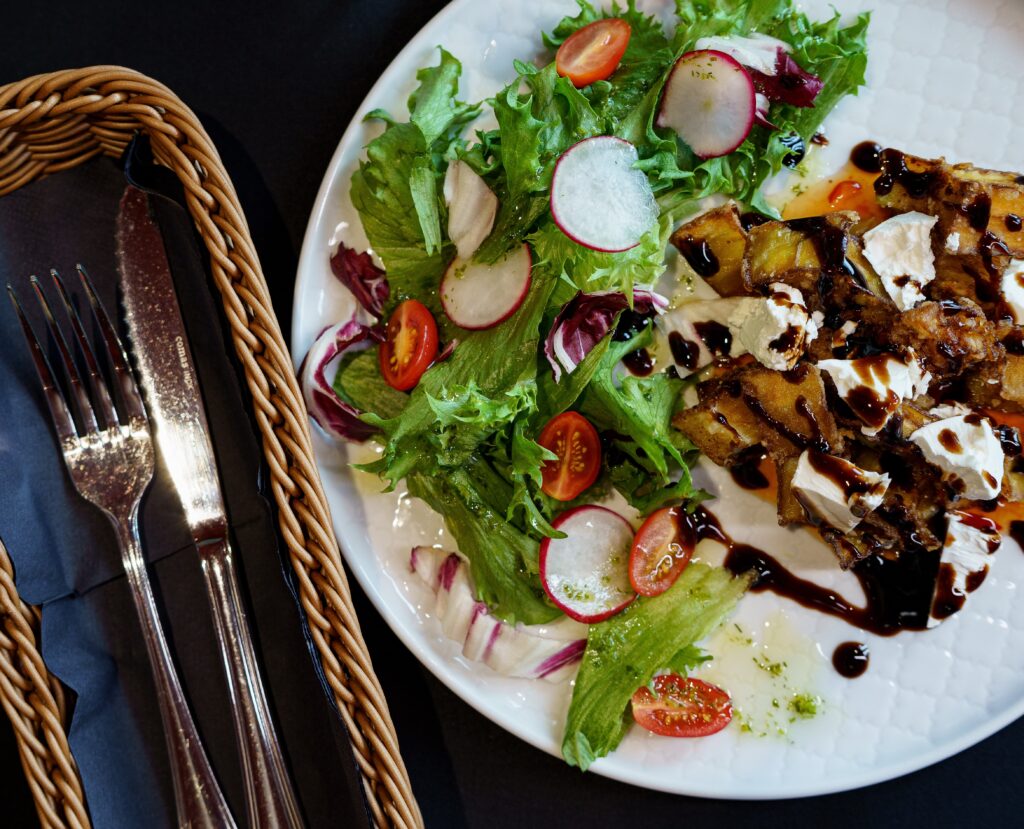 Salat krõbedate baklažaanide ja feta juustuga